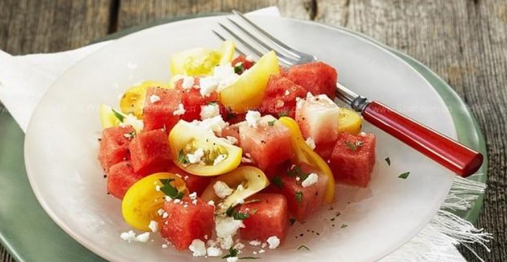 Salat iz arbuza i pomidorov